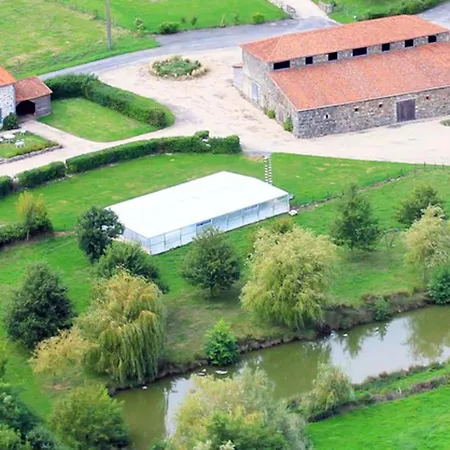 Maison Charmante Avec Piscine Partagee A *